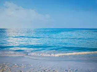 تفسير رؤية البحر الأزرق الصافي في المنام