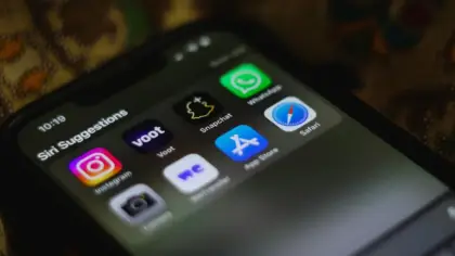تفسير حلم تلقي رسائل واتساب من شخص تعرفه