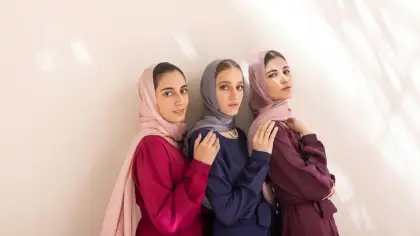 تفسير رؤية العباية الملونة في منام المتزوجة