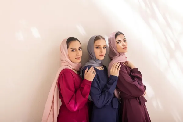 تفسير رؤية العباية الملونة في منام المتزوجة