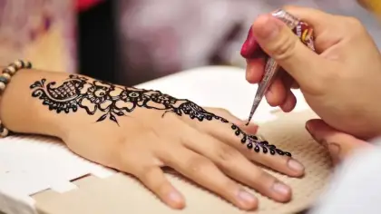 تفسير حلم الحناء في اليدين للعزباء والمتزوجة