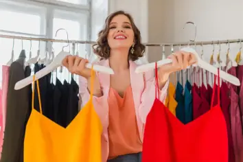 دلالات رؤية شراء الملابس الجديدة في المنام