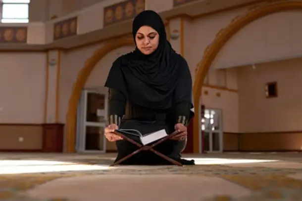 تأويل رؤية المرأة المتزوجة وهي تتلو آيات القرآن الكريم في حلمها، إشارة إلى الخير والبركة في حياتها.