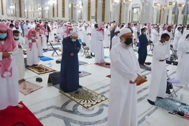 الاعتكاف في المنام يرمز إلى التفكير العميق والبحث عن السكينة الروحية في حياة الرائي.