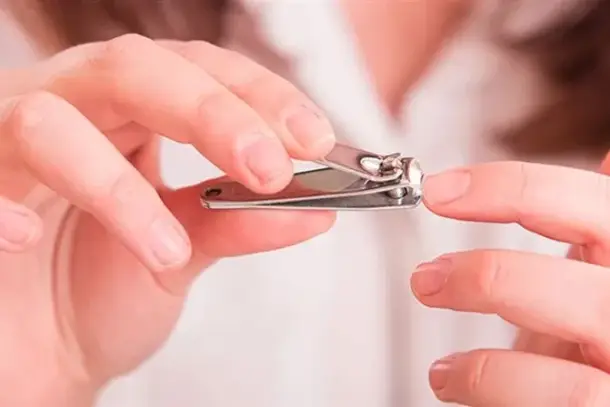 قص الأظافر في منام العزباء