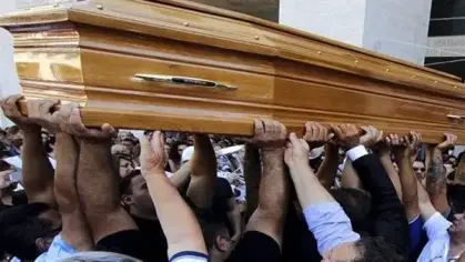 تفسير رؤية جنازة شخص معروف في المنام