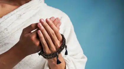 تفسير رؤية الإحرام ولبس ملابسه في المنام