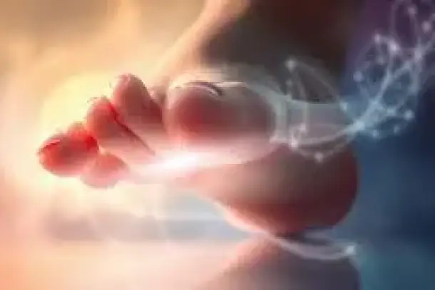 شخص ينظر إلى يده في المنام بعد خلع الظفر بهدوء وبدون ألم