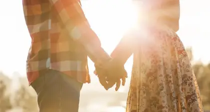 تفسير رؤية الزوج مع امرأة أخرى يمسك يدها للمتزوجة