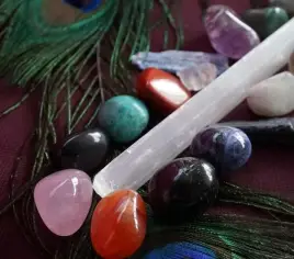 أحجار كريمة لتعزيز تذكر الأحلام وتفسيرها