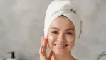 روتين العناية بالبشرة المناسب لكل مرحلة عمرية