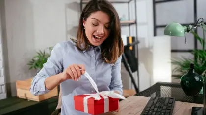 أفكار هدايا مميزة لزملاء العمل في عيد الحب