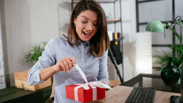 أفكار هدايا مميزة لزملاء العمل في عيد الحب