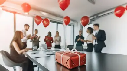 أفكار للاحتفال بعيد الحب في بيئة العمل