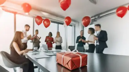 أفكار للاحتفال بعيد الحب في بيئة العمل