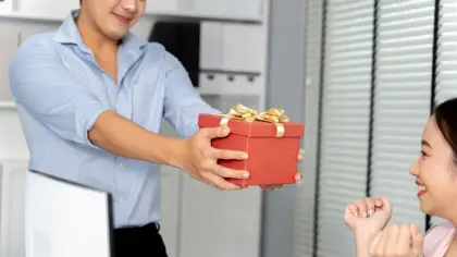 اختيار هدايا عيد الحب في بيئة العمل بمهنية وذوق