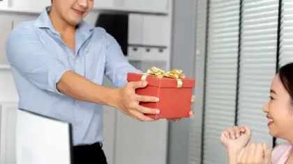 اختيار هدايا عيد الحب في بيئة العمل بمهنية وذوق