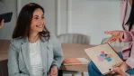 تنسيق البليزر للمرأة العاملة في الأجواء المتغيرة