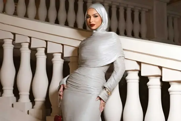 أساليب عصرية ومبتكرة لتنسيق الحجاب الفاخر بما يتناسب مع سهرة رأس السنة وإبراز جمال الوجه.