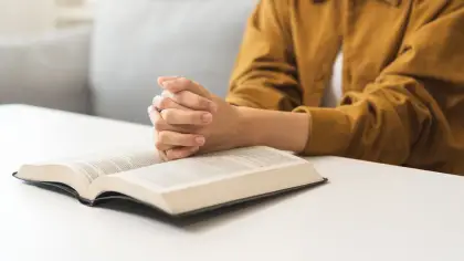 الفرق بين الدين والروحانية وأهمية الرحلة الشخصية
