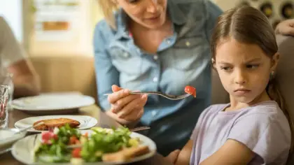 اهتمام الأمهات المفرط بوزن بناتهن وتأثيره النفسي