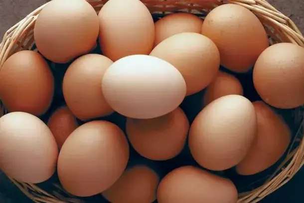 تفسيرات رؤية البيض في المنام ودلالاته المتنوعة حسب حالة الرائي وسياق الحلم