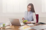 نصائح غذائية أساسية للمرأة العاملة