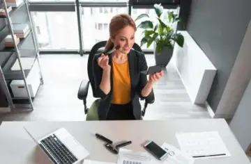 تطبيق المكياج المناسب لإطلالة العمل اليومية