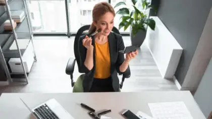 تطبيق المكياج المناسب لإطلالة العمل اليومية