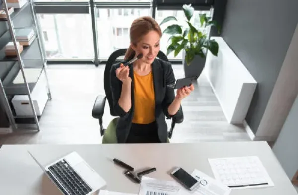 تطبيق المكياج المناسب لإطلالة العمل اليومية