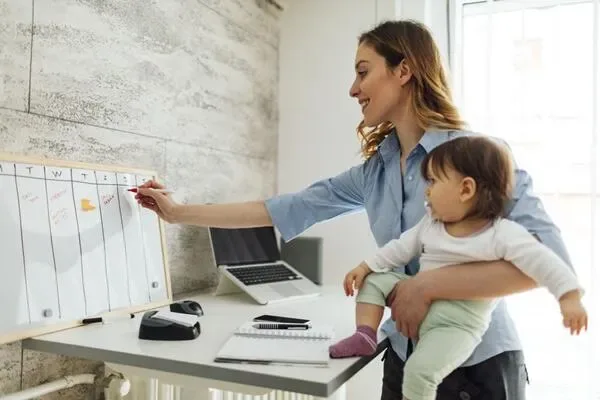 أثر المرونة في العمل على المسار المهني للأمهات