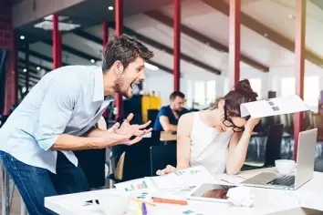 كيف تتعامل مع التسلط والتنمر في بيئة العمل