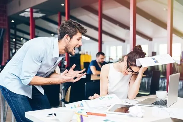 كيف تتعامل مع التسلط والتنمر في بيئة العمل