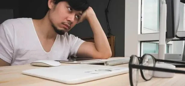 أخطاء لغة الجسد في العمل التي تؤثر على مسارك المهني