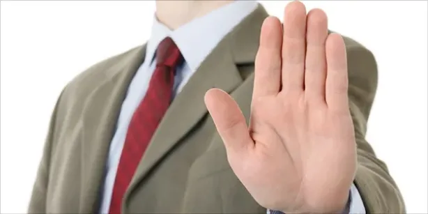 أخطاء لغة الجسد في العمل التي تؤثر على مسارك المهني