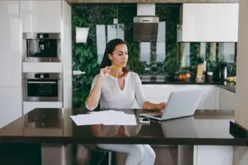 تعزيز الثقة بالنفس للمرأة العاملة في بيئة العمل