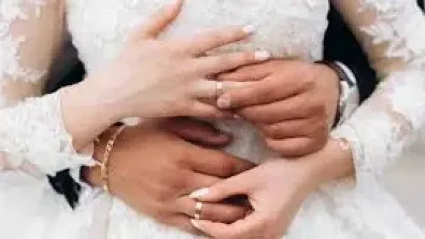 تفسير دلالات حلم زواج الزوج على زوجته الحامل وما يحمله من معانٍ عميقة للمستقبل.