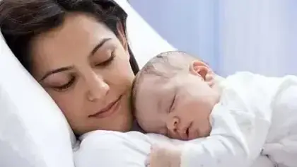 تأثير نوم الرضع بجانب الأم على صحتهم وتطورهم