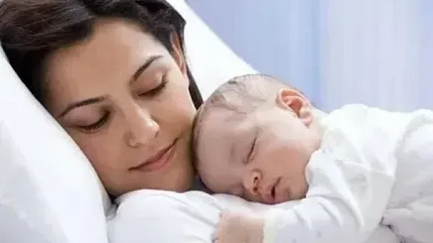 يثير نوم الرضع بجانب الأم جدلاً واسعاً بين الفوائد العاطفية والتنموية والمخاطر الصحية المحتملة. استكشفي التوصيات الآمنة…