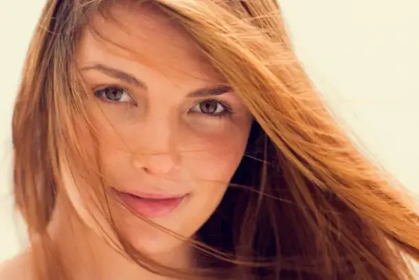 تحليل أنواع ابتسامات النساء المختلفة وتأثيرها على فهم التفاعل البشري والعلاقات.
