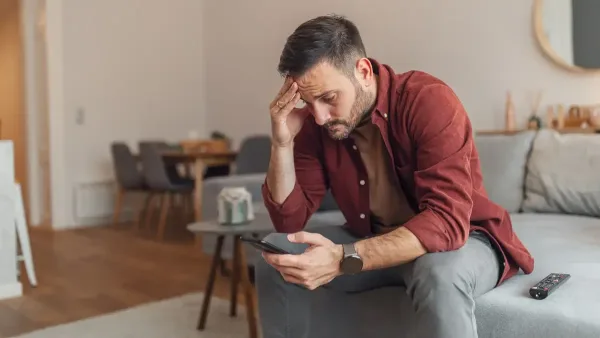لماذا ينجذب الناس للأخبار السيئة رغم تأثيرها السلبي؟