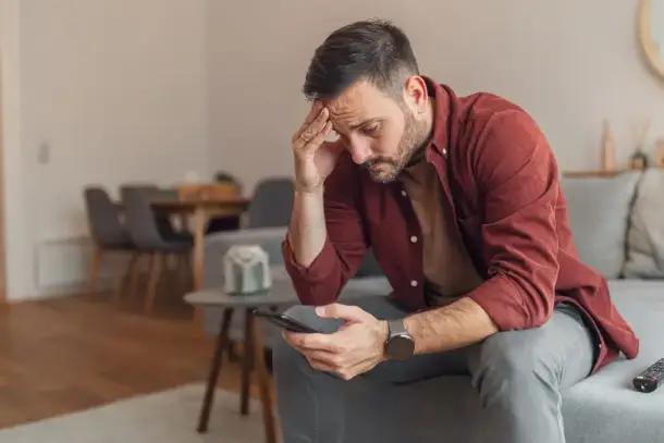 يكشف علم النفس عن أسباب انجذاب الإنسان الفطري للأخبار السيئة، وكيف يؤثر ذلك على الصحة النفسية مع تقديم حلول عملية لمواجهة…