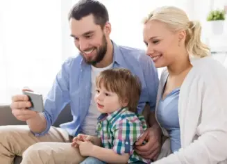 لماذا يجب على الآباء ترك هواتفهم عند التفاعل مع أطفالهم؟