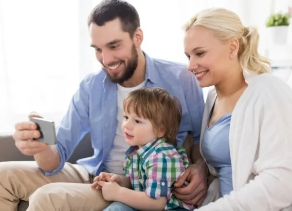 لماذا يجب على الآباء ترك هواتفهم عند التفاعل مع أطفالهم؟