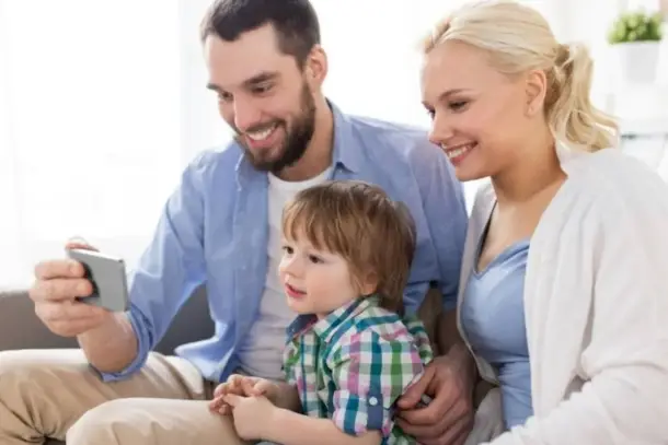 اكتشف كيف يؤثر استخدام الوالدين للهاتف على نمو الأطفال العاطفي واللغوي، وتعلم استراتيجيات عملية لتعزيز التفاعل الأسري الصحي…