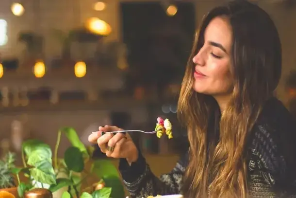 اكتشف كيف يمكن لأطعمة مثل الأسماك الدهنية، الطماطم، البنجر، الفلفل الحار، الثوم، والعسل أن تساهم في رفع معنوياتك وتحسين…