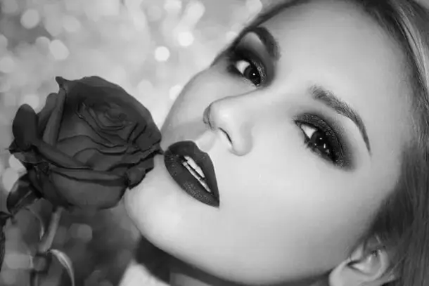 دلالات رؤية الزهور في المنام وانعكاساتها على الحالة النفسية والعاطفية للرائي.