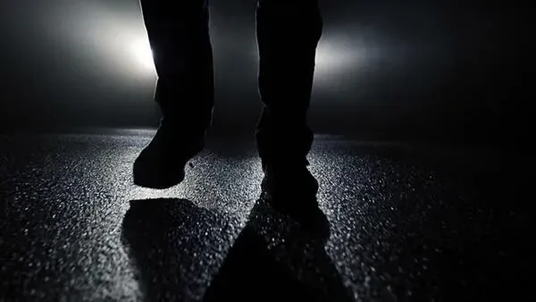 ماذا يعني الظلام في المنام؟ دلالات الخوف والمجهول