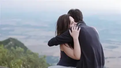 ماذا يعني رؤية الحضن والعناق في المنام؟