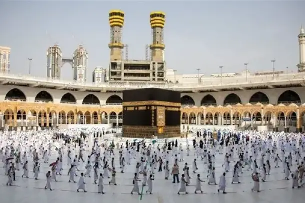 تفسير رؤية العمرة للمتزوجة في المنام ودلالات مناسكها وتأثيرها على الحياة الزوجية والاستقرار النفسي
